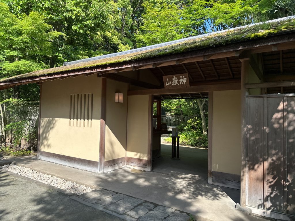 寒川神社の神嶽山神苑へ | いたぶくろ