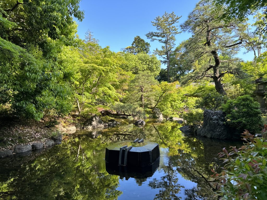 寒川神社の神嶽山神苑へ | いたぶくろ