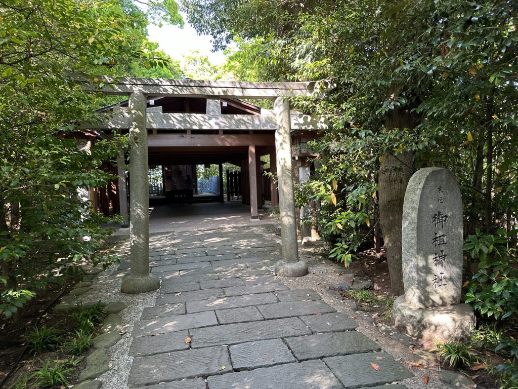 寒川神社の神嶽山神苑へ | いたぶくろ